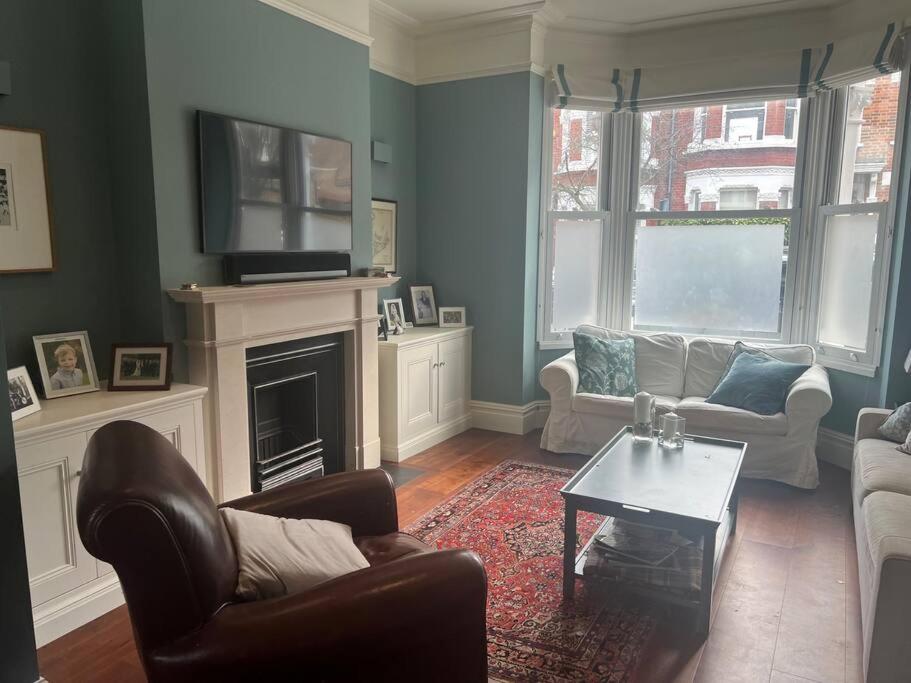 Four Bedroom Modern Victorian Wandsworth House ロンドン エクステリア 写真