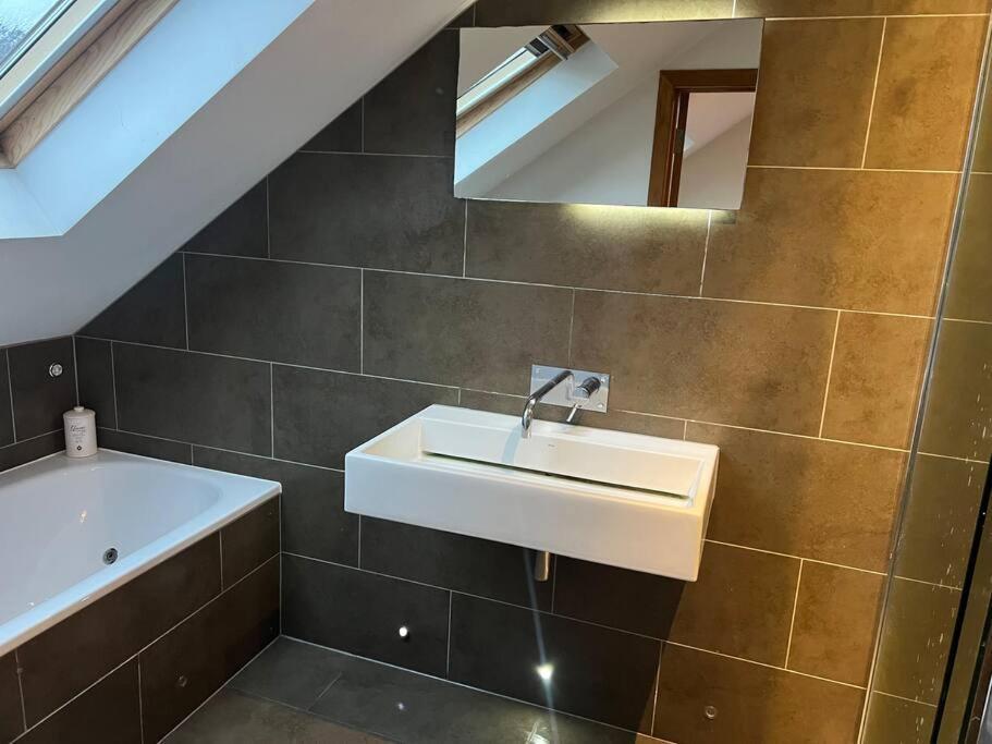Four Bedroom Modern Victorian Wandsworth House ロンドン エクステリア 写真