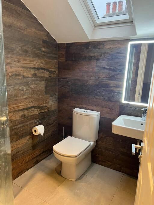 Four Bedroom Modern Victorian Wandsworth House ロンドン エクステリア 写真