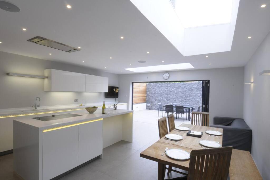 Four Bedroom Modern Victorian Wandsworth House ロンドン エクステリア 写真