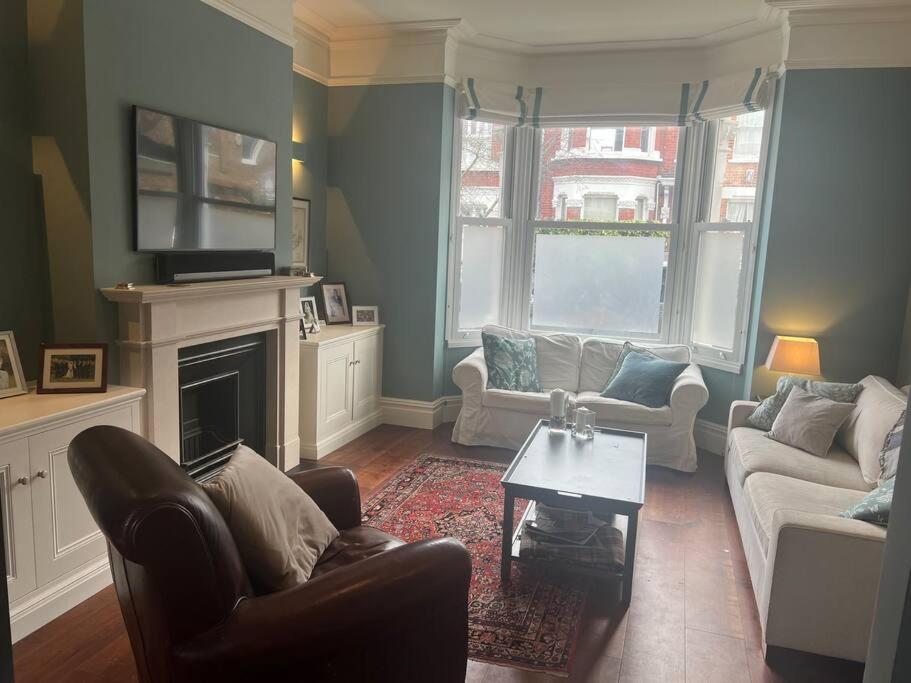 Four Bedroom Modern Victorian Wandsworth House ロンドン エクステリア 写真