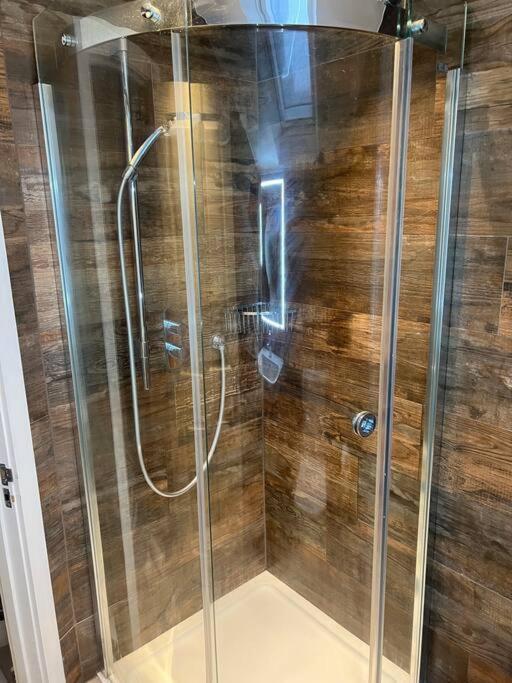 Four Bedroom Modern Victorian Wandsworth House ロンドン エクステリア 写真